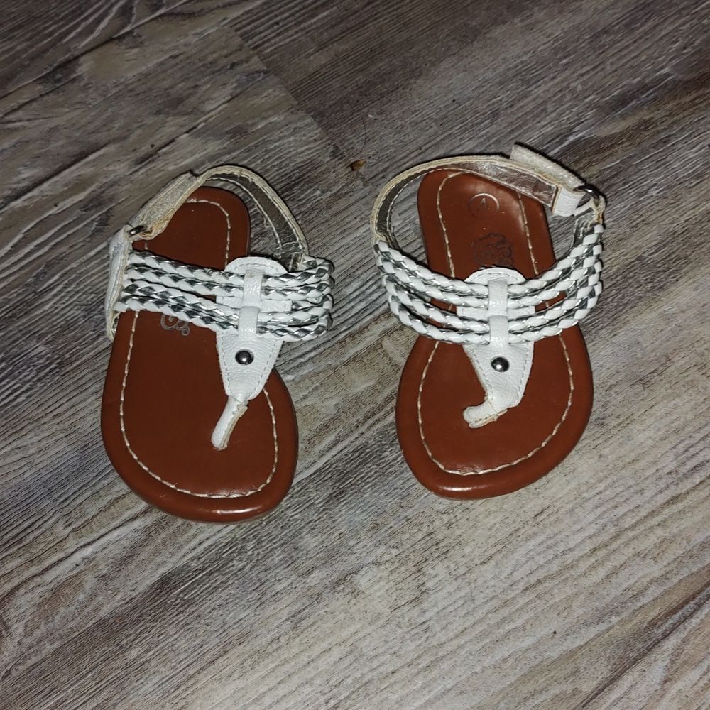 Teeny toes  white silver sandals  Sz 4